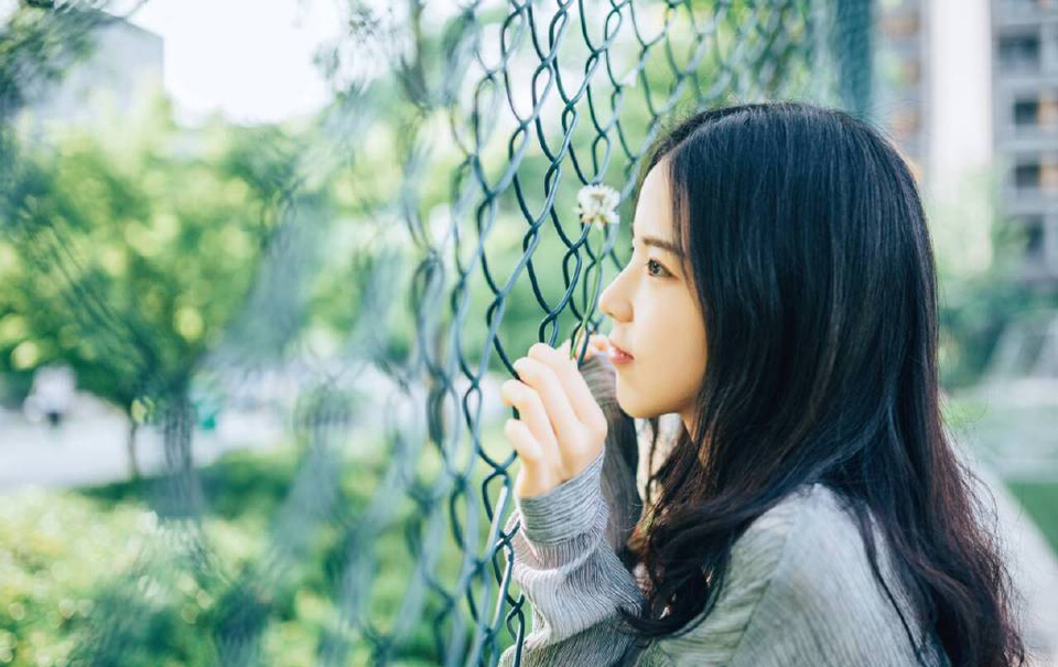 戏，这么演，叫戏，那么演，也叫戏，这一场下了，那一场上来，看戏的，是自己，上台的，也是自己。你是自由的，你有权利以自己的方式表达自己的路。他人喜不喜欢你走出来的路，不是你的事情，因为，毕竟，你没有强迫任何人。